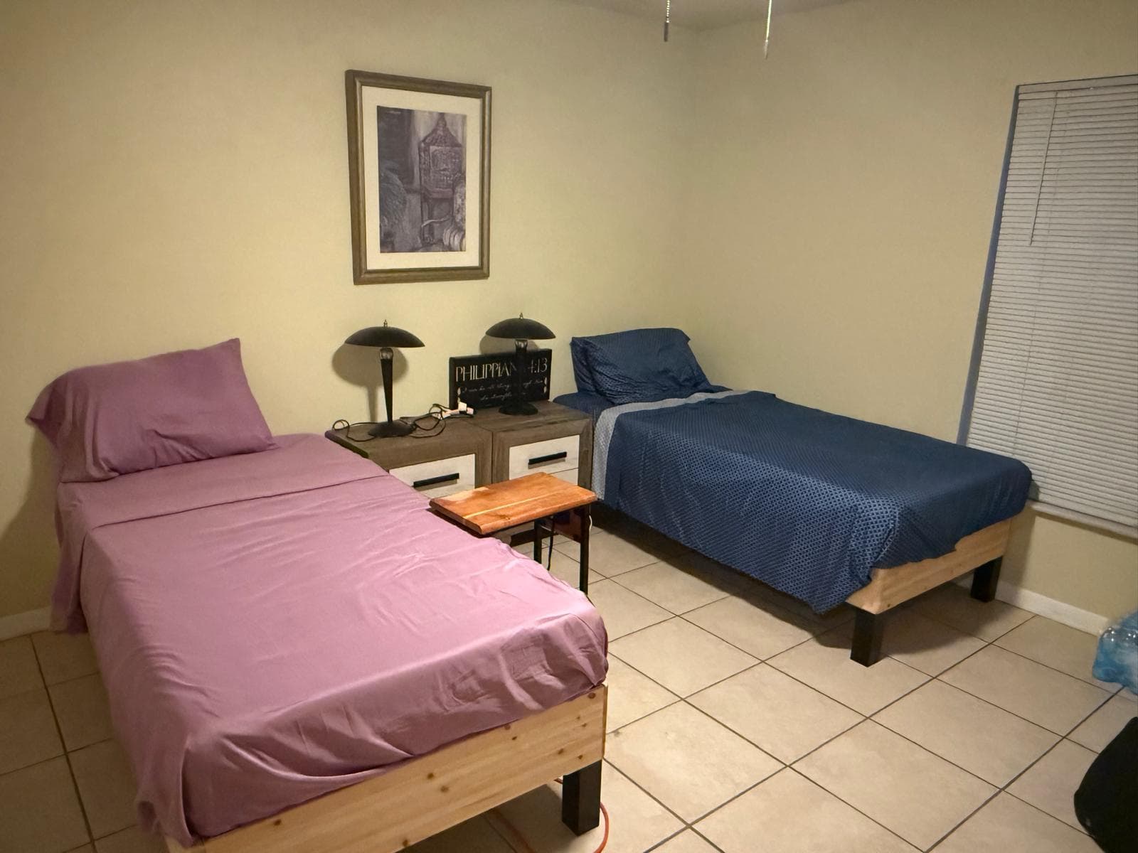 Bedroom with two single beds and a shared nightstand at ADOL FOSTER HOME in Tampa.